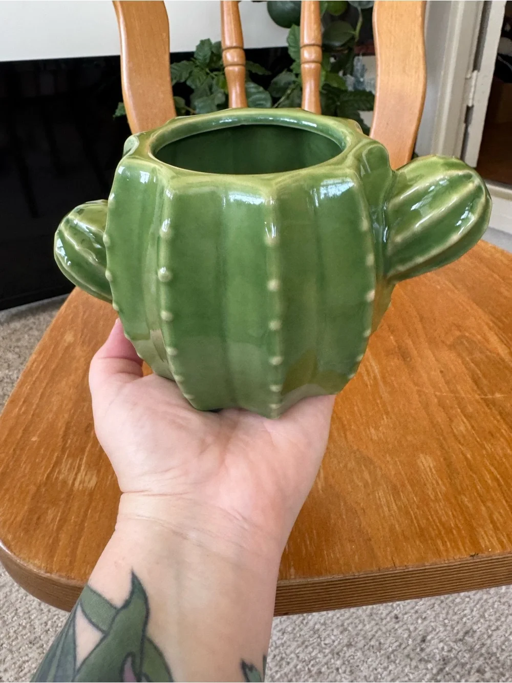 Ceramic Green Cactus Planter with Gloss Finish. 6.7 in. Excellent Cond.